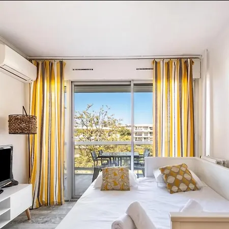 Magnifique Gebal Climatise Vue Sur Piscine A Juan-les-pins Апартаменты *