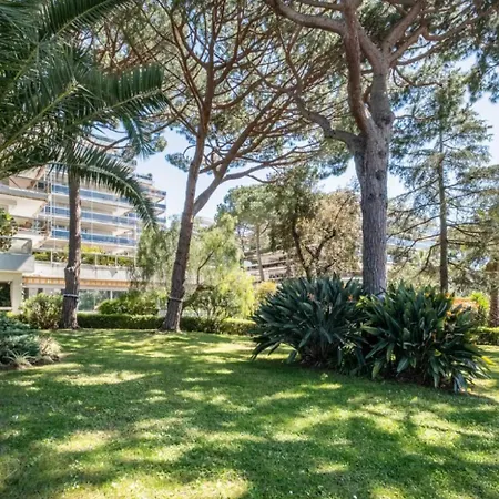 Апартаменты Magnifique Gebal Climatise Vue Sur Piscine A Juan-les-pins